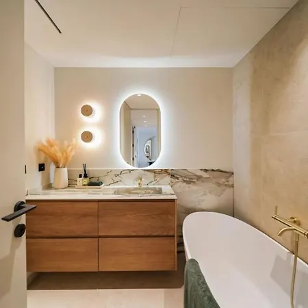 Apartamento Charming 3-bedroom With Sea View In *